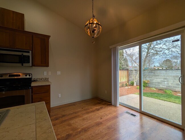 Building Photo - Great 3bed/2 bath home with solid surface flooring!