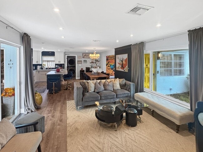 Building Photo - 100 SW 17th St