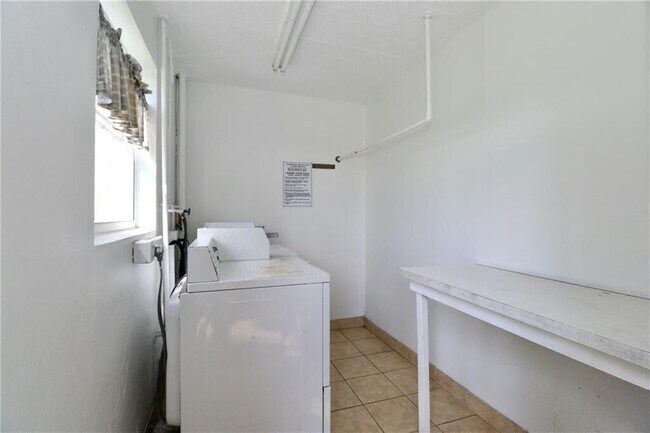 Building Photo - 9915 Sandalfoot Blvd