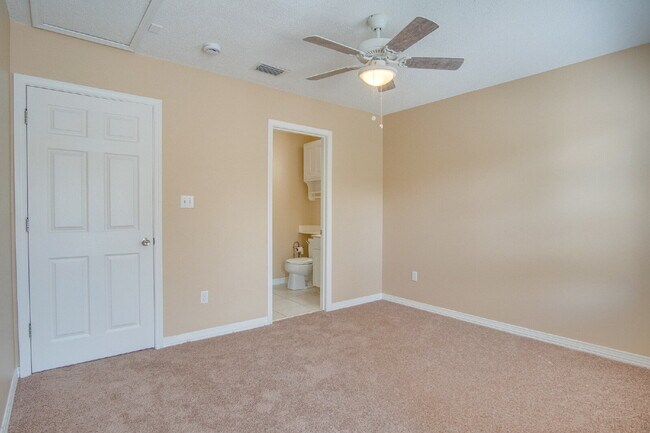 Building Photo - Santa Rosa 3/2.5 Townhome – Minutes from N...