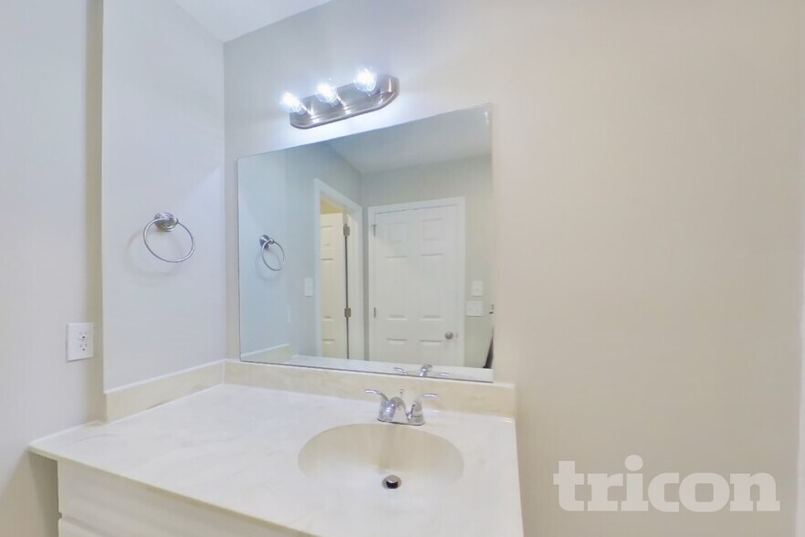 Building Photo - 2405 Ravine Dr
