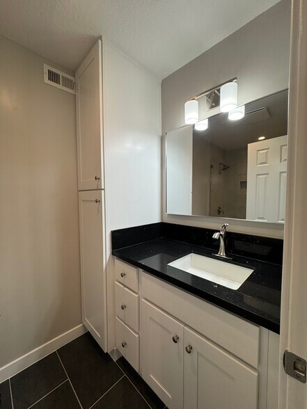 Building Photo - 208 Oswego Ave