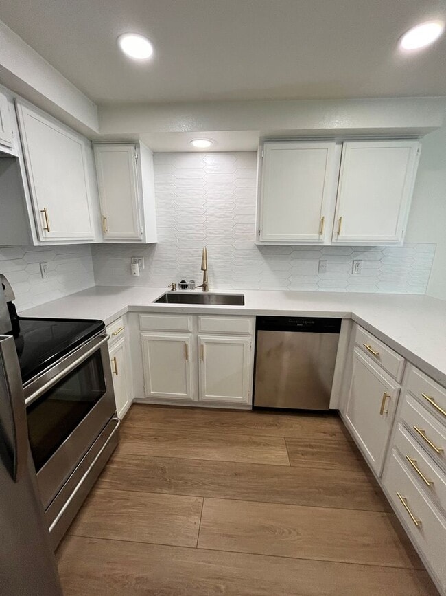 Building Photo - Upgraded townhome in central location !