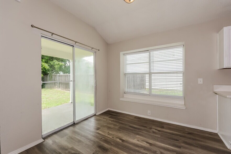 Building Photo - 6730 Meadowcrest Dr