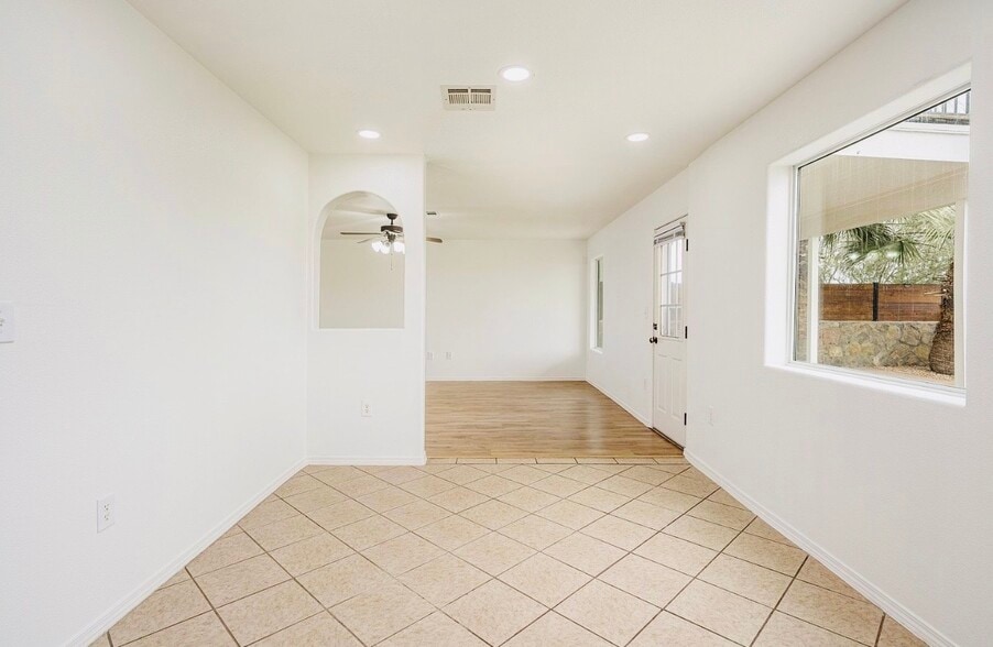 Building Photo - 3640 Ascencion Cir
