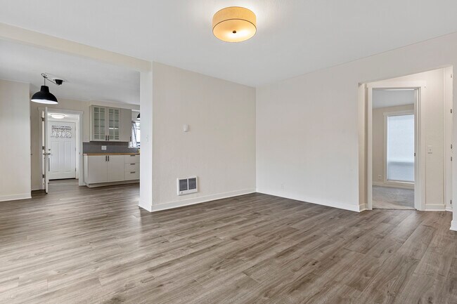 Building Photo - 6629 S Pine St