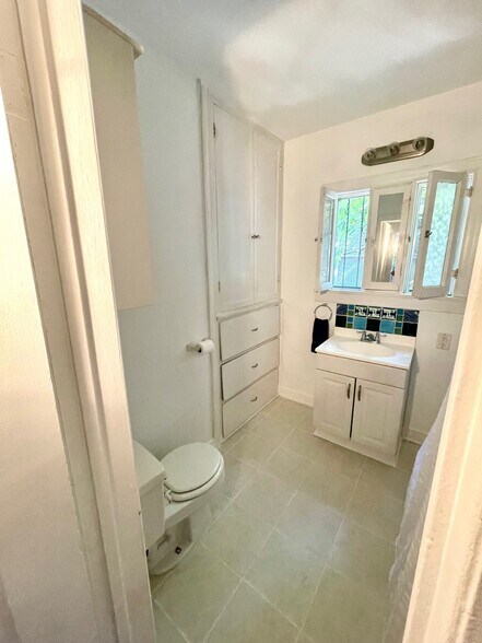 Building Photo - 402 Micheltorena St