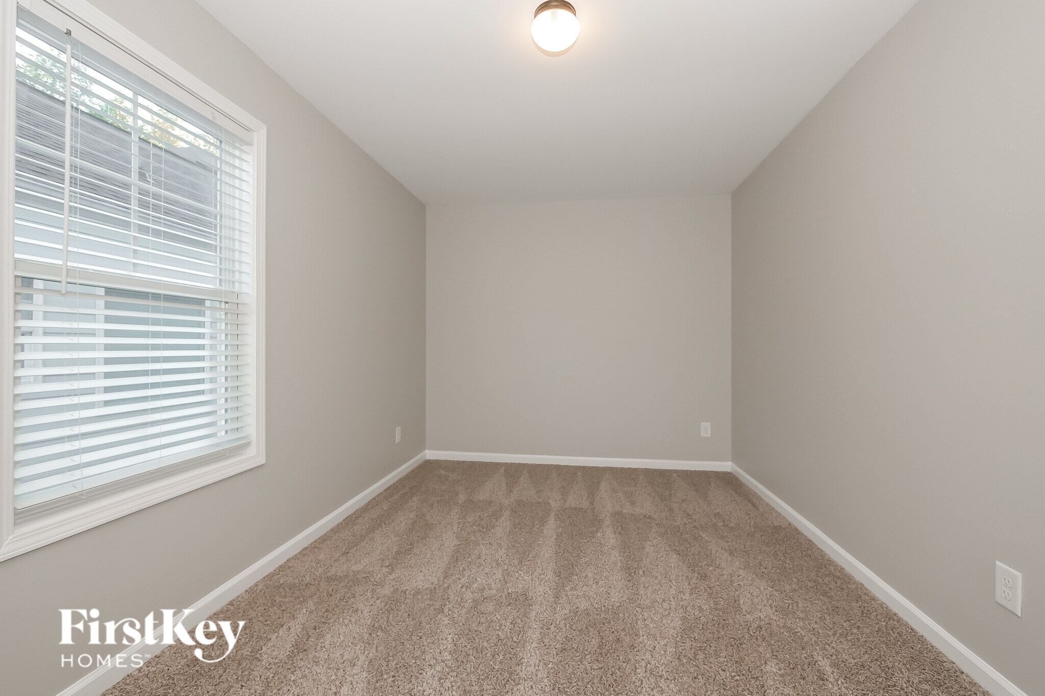 Building Photo - 28 E Newnan Rd