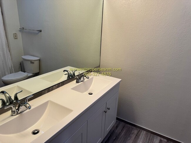 Building Photo - 3 bed, 2 bath