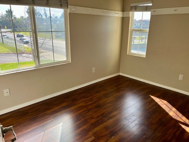 Building Photo - Beautiful 3 bed 2 bath townhome