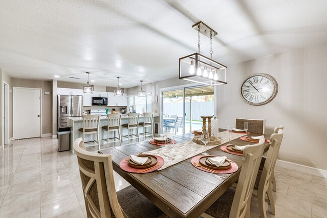 Building Photo - 903 W Harvard Dr