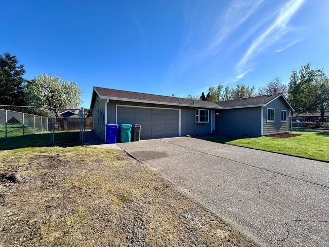Building Photo - Newly Renovated Single-Family Home in Gresham! 3 Bed/1 Bath w/ Double Car Garage!