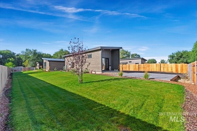 Building Photo - 384 London St