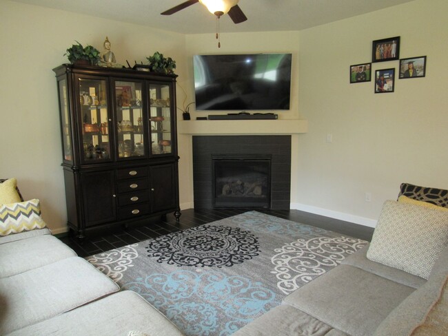 Building Photo - Stunning Longmont home
