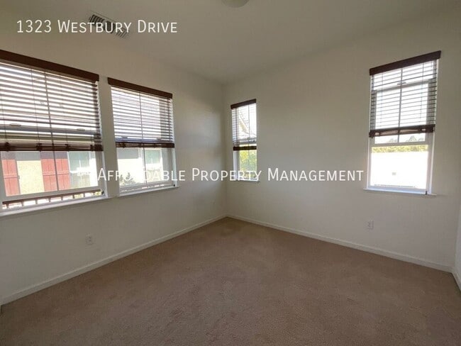 Building Photo - 1323 Westbury Dr