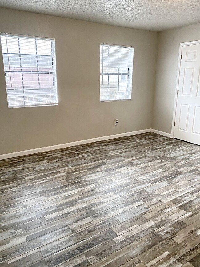 Building Photo - 6025 Bedford Dr