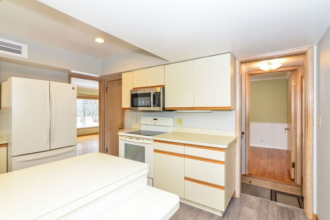 Building Photo - 2420 Sumter Ave S