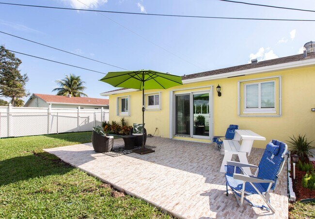 Building Photo - 343 Balsam St