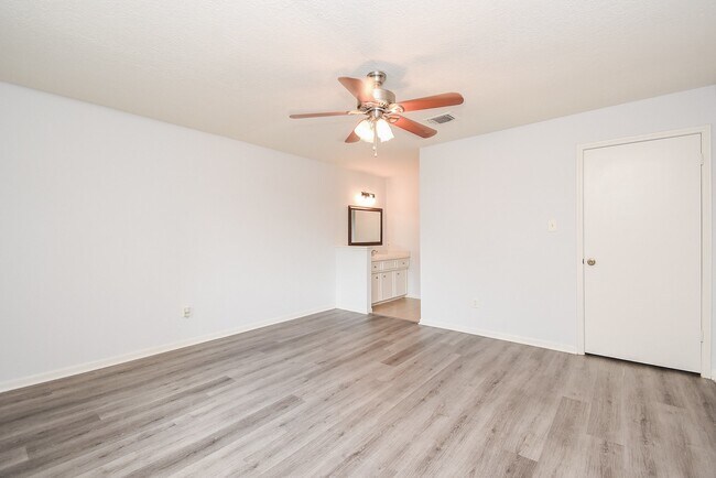 Building Photo - 22743 Red River Dr