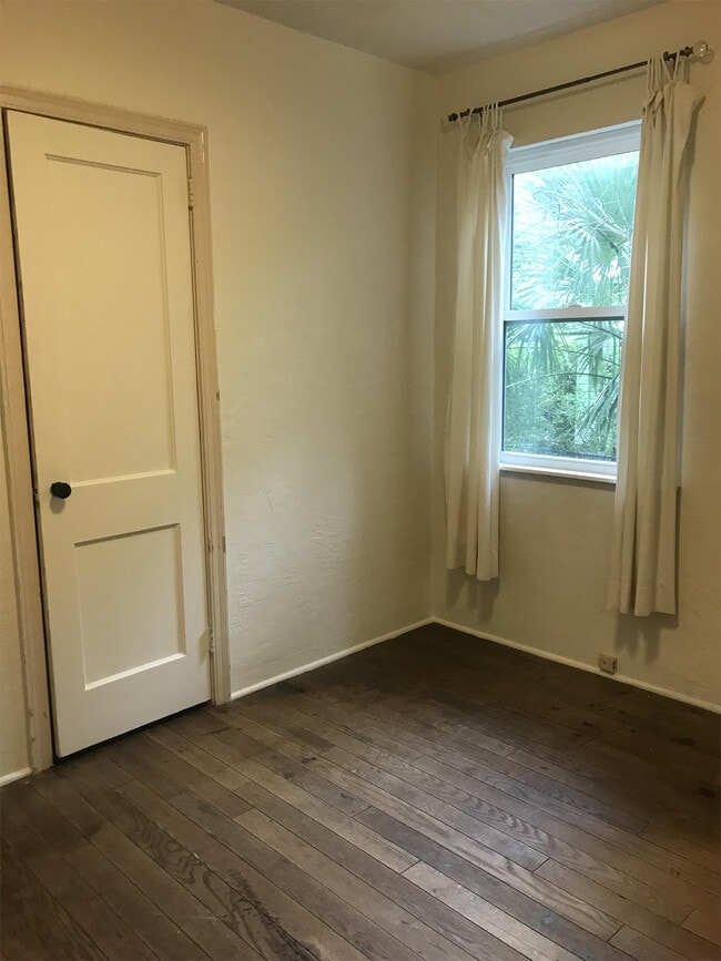 Building Photo - 1005 NE 7 Pl