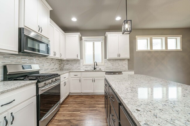 Building Photo - Stunning Salmon Creek Gem for Rent! - 3 Be...