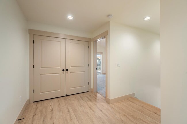 Building Photo - 405 Par Ave