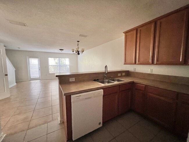 Building Photo - 302 Cherry Way
