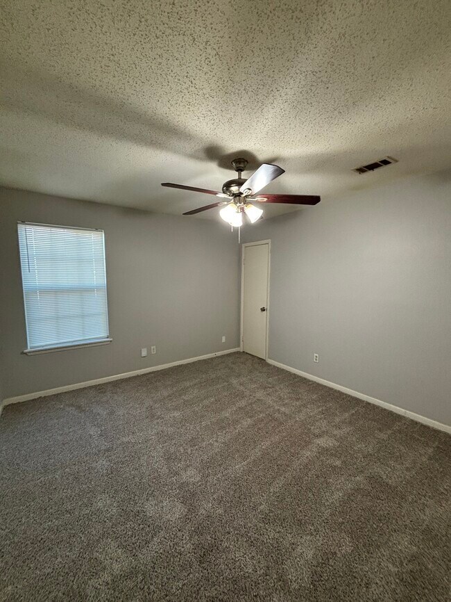 Building Photo - 149 Wildflower Dr