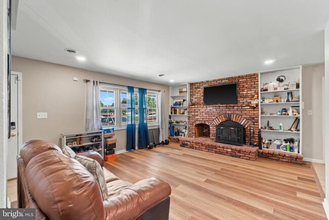 Building Photo - 10 N Meadow Dr