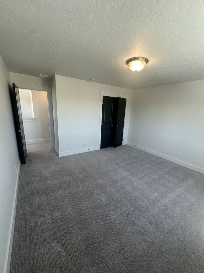 Building Photo - Open House - 12-2pm Saturday January 17, 2026 (Immediate Move In-Short term lease) $300.00 per mo...
