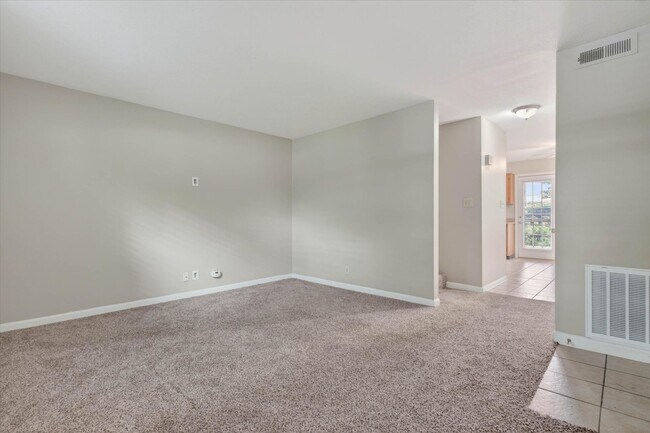 Building Photo - 921 Kingsbury Dr