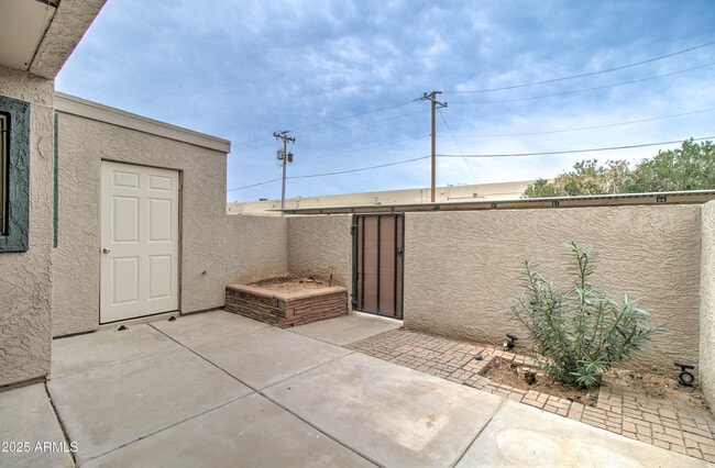 Building Photo - 2311 E Hartford Ave