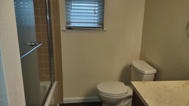 Building Photo - 1617 Oakview Dr