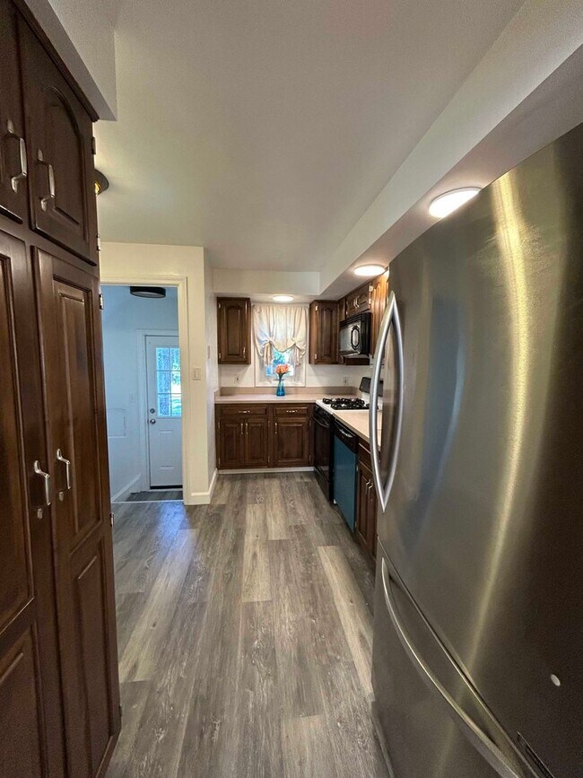 Building Photo - Spacious Colonial For Rent in Lyndhurst