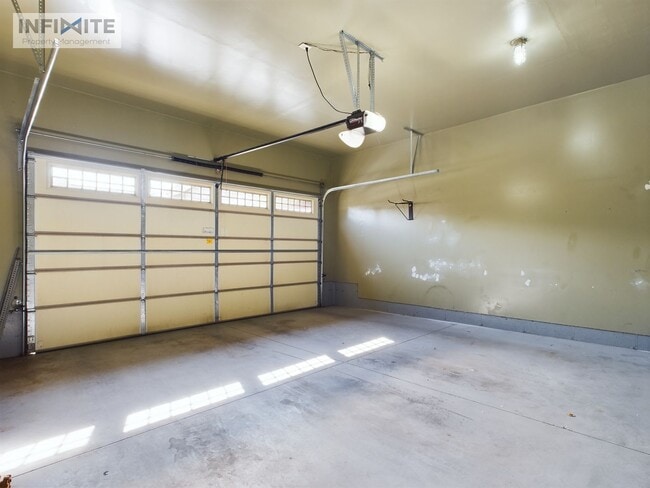 Building Photo - 3 Bedroom and Office!