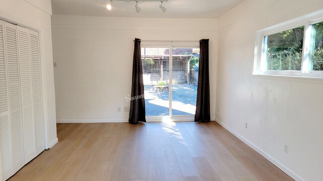 Building Photo - ~Stunning Remodeled 2 Bed/1 Bath Home in S...