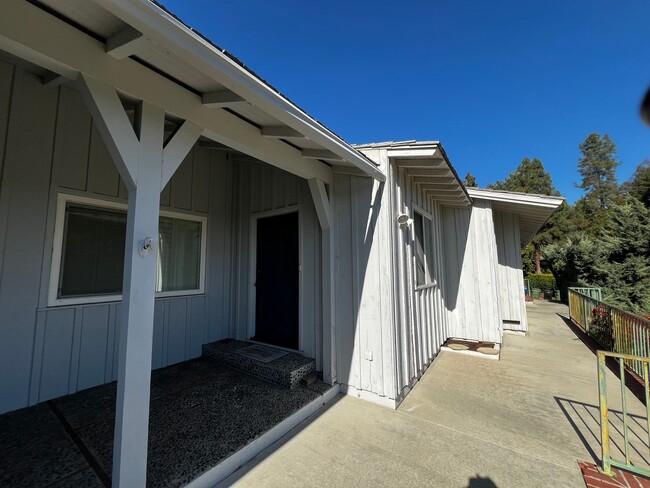 Building Photo - 2 Bedroom 1 Bath Home for Rent in Friendly...