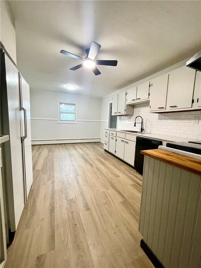 Building Photo - 218 Lynhurst Ave