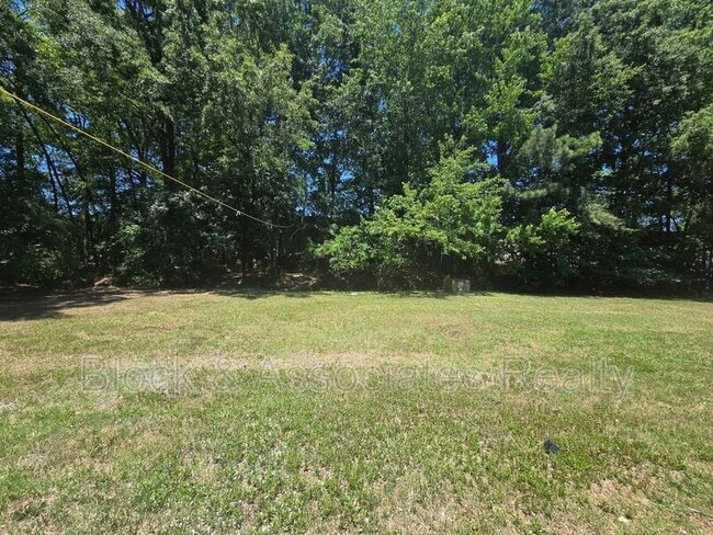 Building Photo - 506 Lake Dr