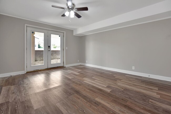 Building Photo - Pet Friendly Three Bedroom!