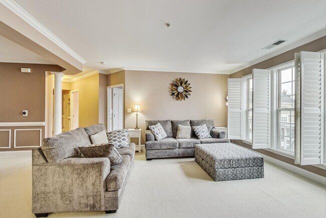 Building Photo - Beautiful two bedroom, two bathroom unit l...