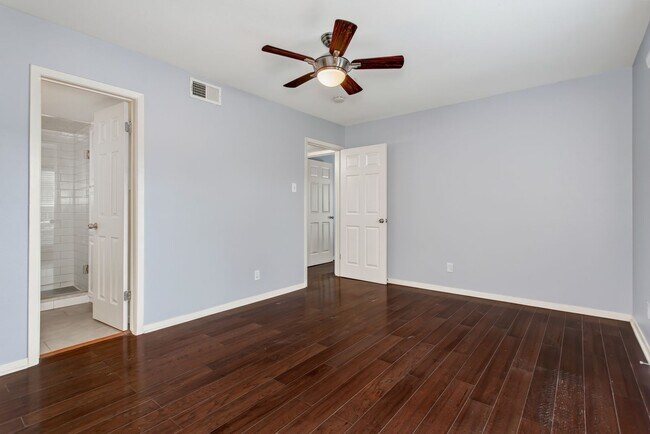 Building Photo - 10205 Regal Oaks Dr