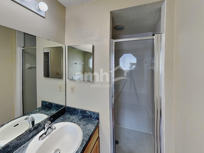 Building Photo - 11062 Gullwing Ct