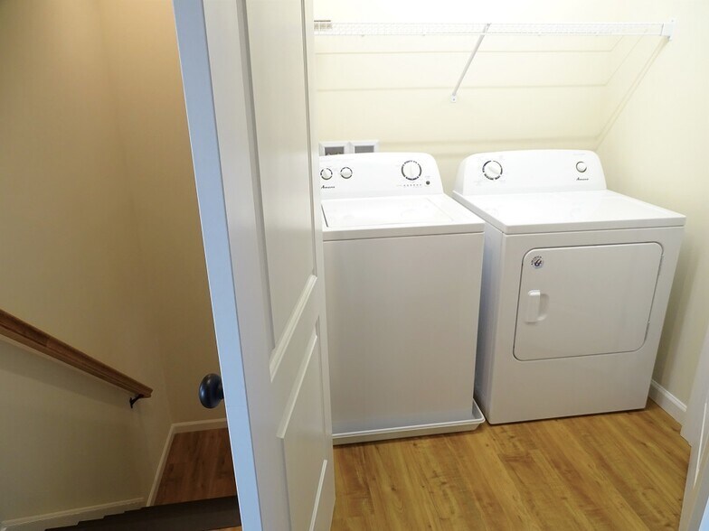 Building Photo - 345 Cedar Holw