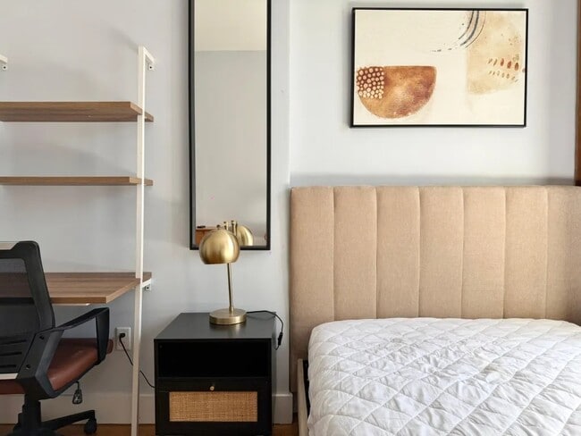 Building Photo - Furnished room/NOT APARTMENT
