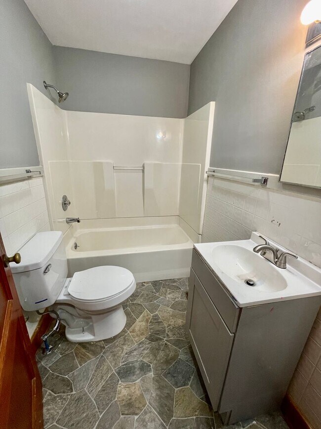 Building Photo - Duplex Downtown Athens! Walk to shopping and entertainment!