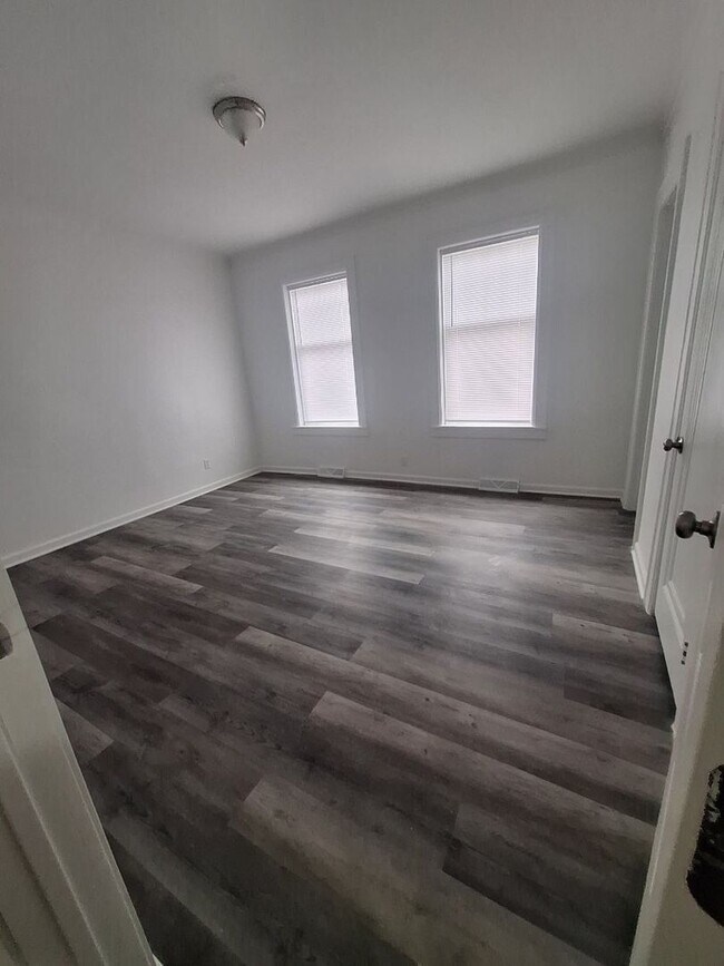 Building Photo - 320 W 16th St