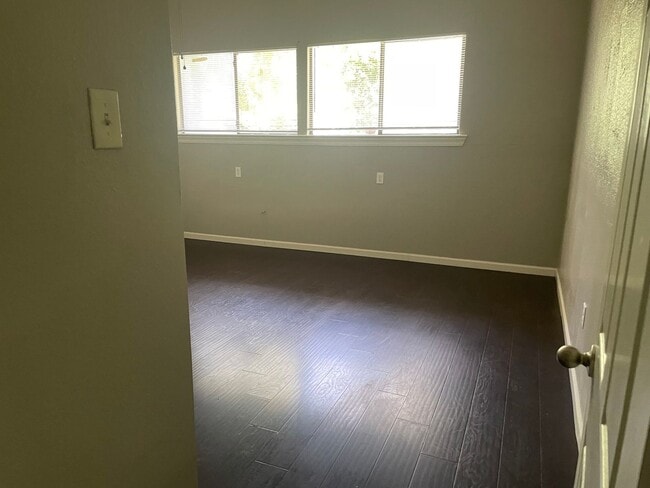 Building Photo - 3 BR 2.5 bath - Gonzales