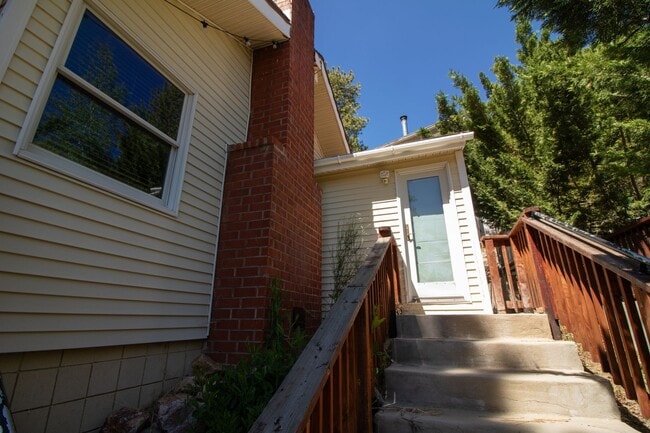 Building Photo - Spacious Three Bedroom