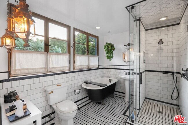 Building Photo - 2223 Cloverfield Blvd